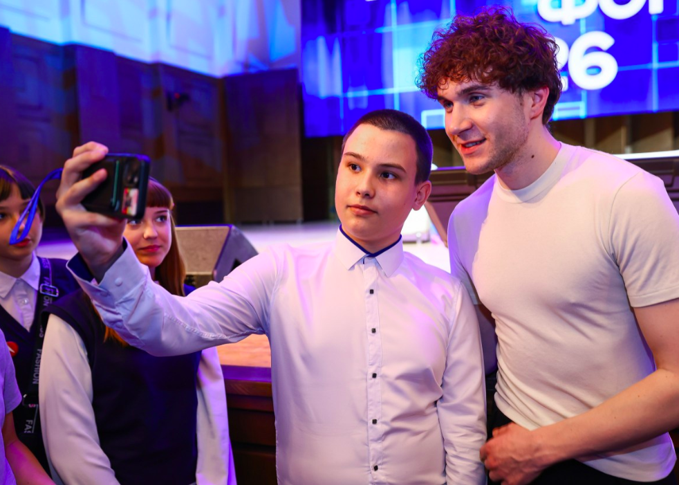 Фото Толпа школьников устроила ажиотаж на селфи и автограф с блогером Андреем Савочкиным в Новосибирске 5